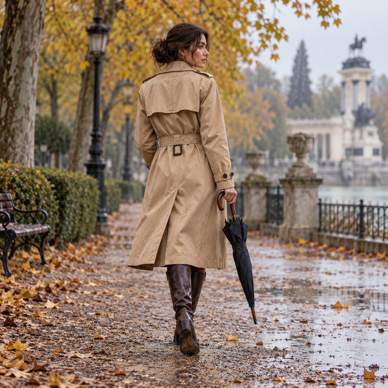 Mujer de espaldas con la gabardina beige Retiro paseando por el Retiro en un día de lluvia